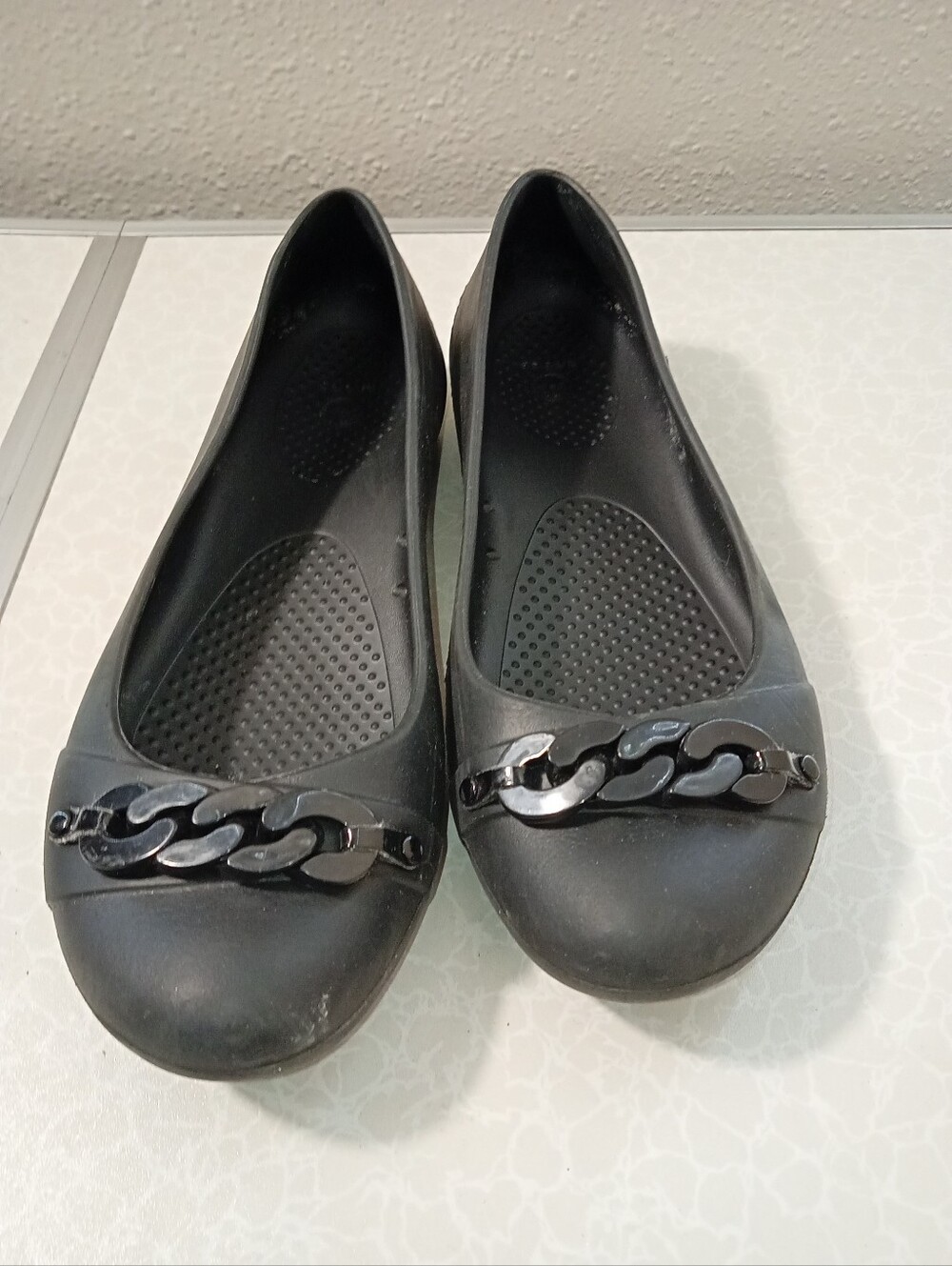 Crocs Flat Black Comfort Walking Shoes with Black Hardware sz 8